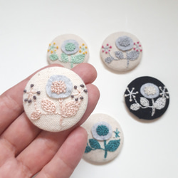 フェルト お花 の 刺繍ブローチ 3枚目の画像