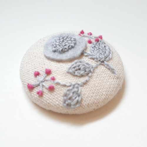 専用 こり様]くるみボタン 刺繍 ブローチ ストラップ