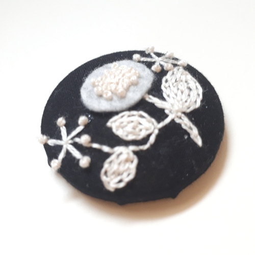 フェルト お花 の 刺繍ブローチ ／ ナチュラル ナチュラル