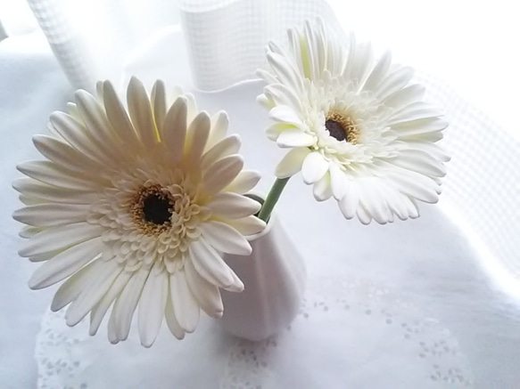 ❁Black Core・Off-White Clay Flower Gerbera 2 件套，室內花，單花瓶❁ 第7張的照片