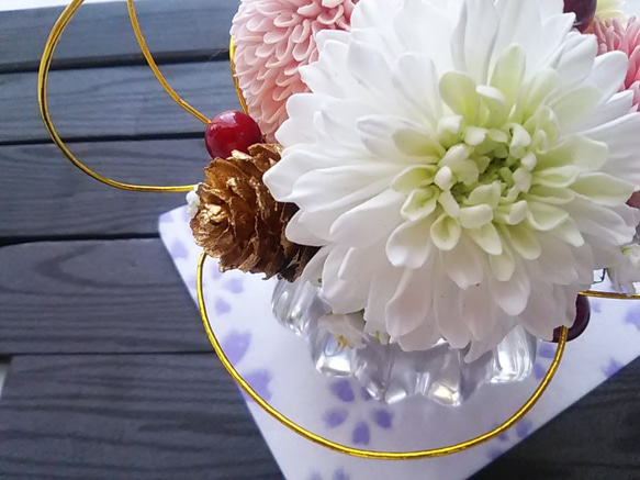 ❁小さなガラス花器にピンクのかわいい迎春クレイフラワーアレンジメント【華❁てまり】②❁ 3枚目の画像
