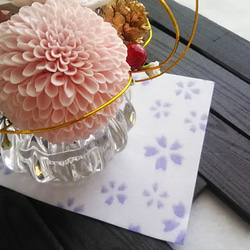 ❁小さなガラス花器にピンクのかわいい迎春クレイフラワーアレンジメント【華❁てまり】②❁ 6枚目の画像