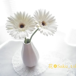 《定制》 ❁2 件套粘土花非洲菊，黑色芯和米白色內花，花瓶用 ❁ 第4張的照片