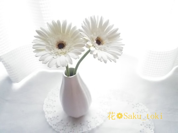 《定制》 ❁2 件套粘土花非洲菊，黑色芯和米白色內花，花瓶用 ❁ 第4張的照片