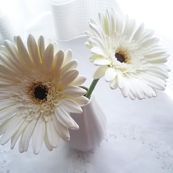 《定制》 ❁2 件套粘土花非洲菊，黑色芯和米白色內花，花瓶用 ❁ 第8張的照片