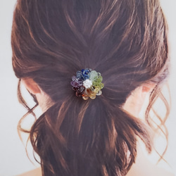 【受注製作】天然石とお花のヘアゴム　虹色　チャクラカラー 3枚目の画像