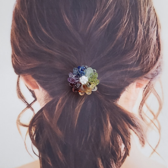 【受注製作】天然石とお花のヘアゴム　虹色　チャクラカラー 3枚目の画像