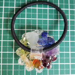 【受注製作】天然石とお花のヘアゴム　虹色　チャクラカラー 4枚目の画像