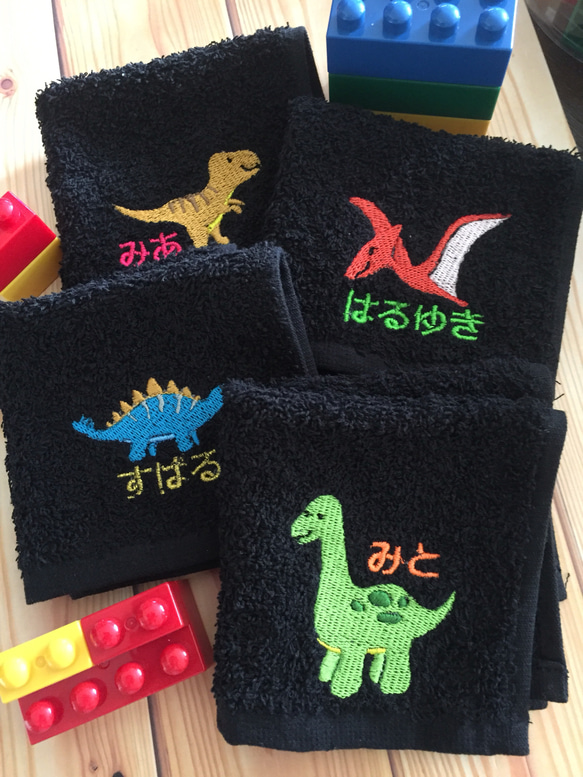 再再再販‼️恐竜刺繍入りブラックタオルハンカチー入園入学2024ー 1枚目の画像