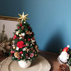 ❰K様ご予約品❱本物のヒムロスギとたっぷりの木の実で作る北欧風卓上クリスマスツリー　レッドゴールド33cmほど 2枚目の画像