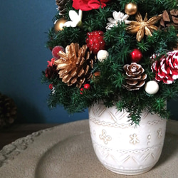 ❰K様ご予約品❱本物のヒムロスギとたっぷりの木の実で作る北欧風卓上クリスマスツリー　レッドゴールド33cmほど 4枚目の画像