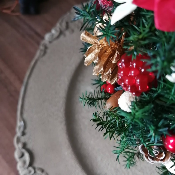 ❰K様ご予約品❱本物のヒムロスギとたっぷりの木の実で作る北欧風卓上クリスマスツリー　レッドゴールド33cmほど 5枚目の画像