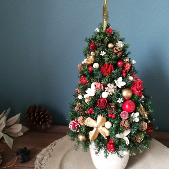 ❰K様ご予約品❱本物のヒムロスギとたっぷりの木の実で作る北欧風卓上クリスマスツリー　レッドゴールド33cmほど 7枚目の画像