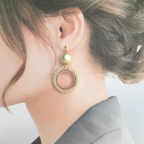 ビーズリング編みのピアス☆オフホワイト×ピンク ピアス（フープ 