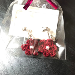 大人かわいい渋めの赤❤️レース糸とパールの花イヤリング 2枚目の画像