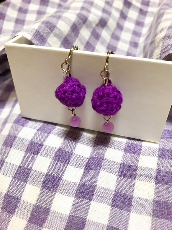 刺繍糸ボールのイヤリング 1枚目の画像