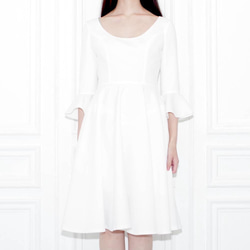 荷葉邊袖白色連衣裙 第2張的照片