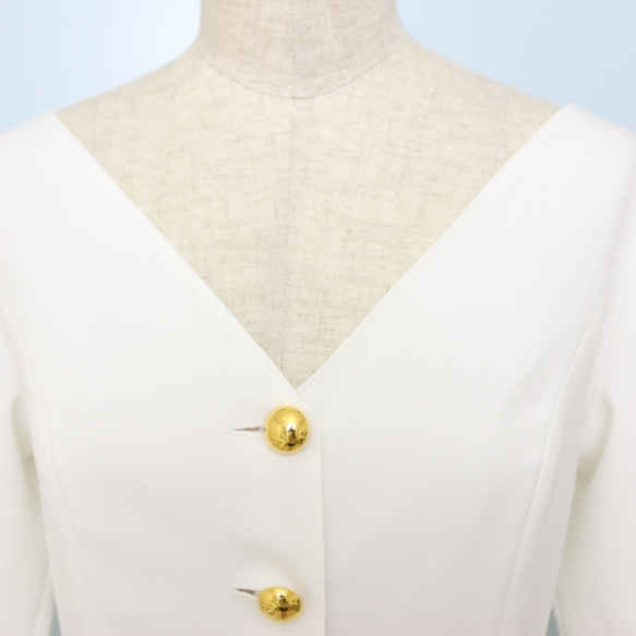 金色鈕扣的白色禮服 第3張的照片