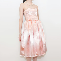 桃粉色緞面連衣裙 第2張的照片