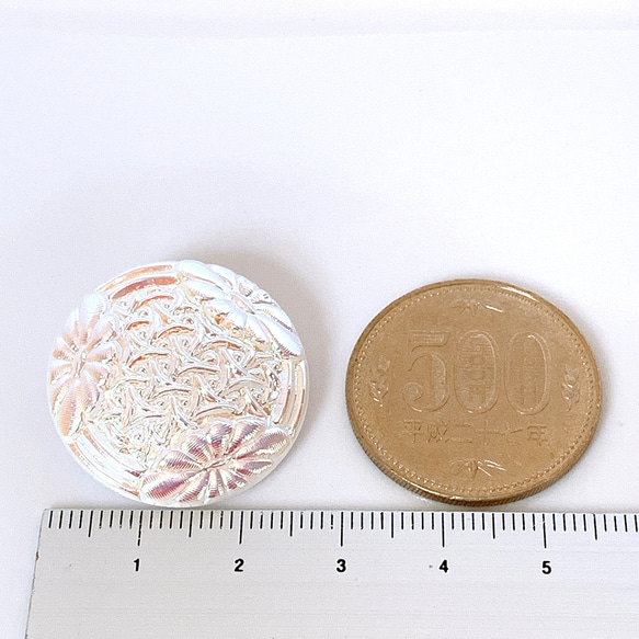 チェコガラスボタン　3輪の菊　オーロラホワイト　27mm 6枚目の画像