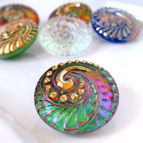 チェコガラスボタン 渦巻 グリーン/ピンク/ゴールド 27mm ボタン kopec
