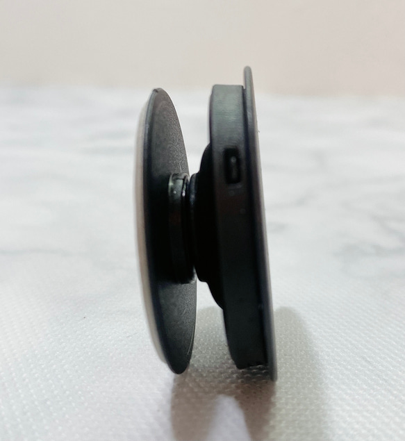 人気商品　スマホソケット  スマホグリップ　スマホスタンド　ハンドメイド  黒　2個　韓国　直径4ｃｍ 3枚目の画像