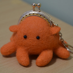 【SALE】めんだこモチーフ　タコみたいな生き物の羊毛フェルトで作製したがま口のコインケース 1枚目の画像