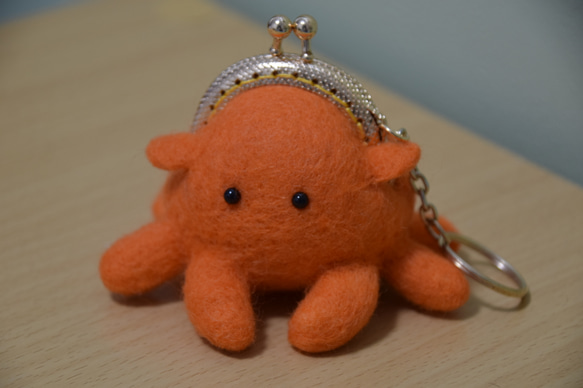 【SALE】めんだこモチーフ　タコみたいな生き物の羊毛フェルトで作製したがま口のコインケース 1枚目の画像