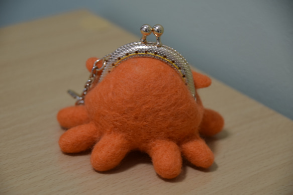 【SALE】めんだこモチーフ　タコみたいな生き物の羊毛フェルトで作製したがま口のコインケース 3枚目の画像