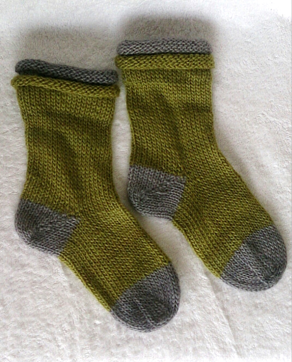 手編みの靴下 モスグリーンとグレー 2枚目の画像