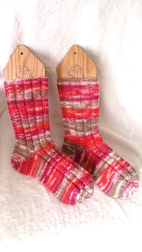 手編みの靴下 クランベリーピンク 1枚目の画像