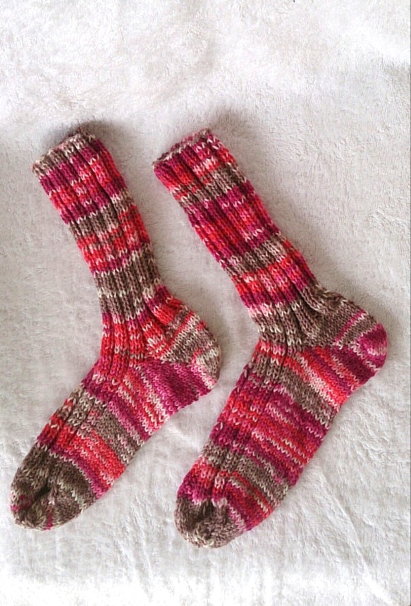 手編みの靴下 クランベリーピンク 2枚目の画像