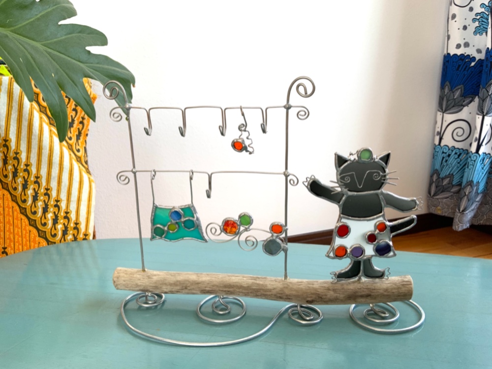 猫とハンガーラックのアクセサリー掛け