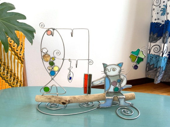 ステンドグラスの釣り猫と魚のアクセサリー掛け 1枚目の画像