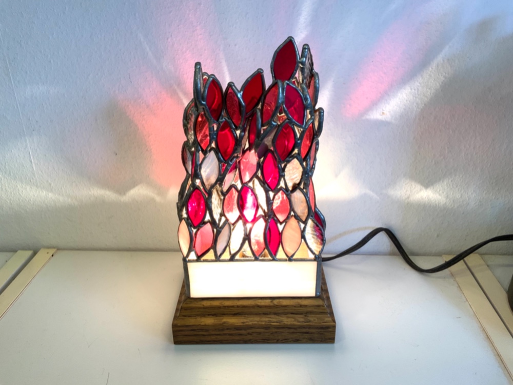 ステンドグラスの炎のランプ