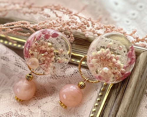 【新作】♡香水瓶レジン　薔薇などお花たっぷりピアス　イヤリング 新作】♡香水瓶レジン薔薇などお花たっぷりピアスイヤリング