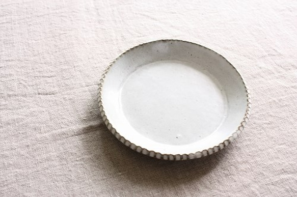 gizagizaリム皿（小/白色） 1枚目の画像
