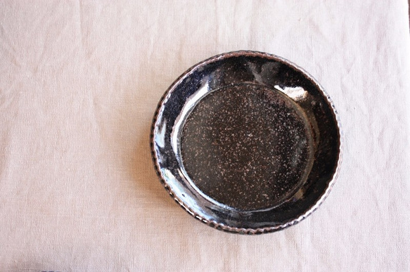gizagizaリム皿（小/黒） 1枚目の画像