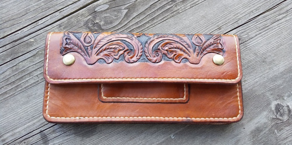 革の手彫り、カービングが美しい長財布。芸術品をいつもあなたのお手元に。 2枚目の画像