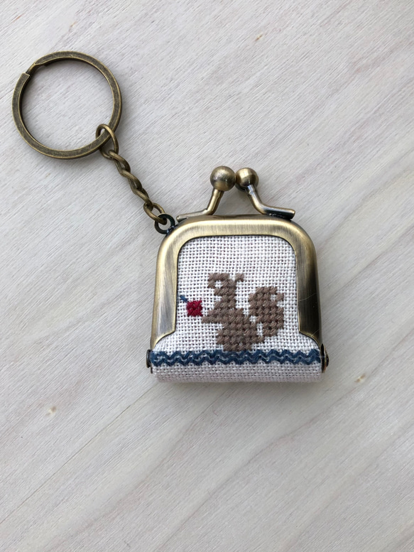 がま口　キーホルダー　バッグチャーム　刺繍　リス 1枚目の画像