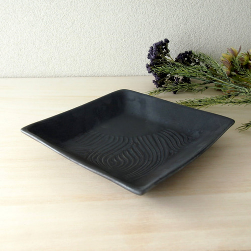 陶器製の黒と青のプレート 陶器製の黒と青のプレート 8e2a6b254d37ce8c1dc6c0c9357920