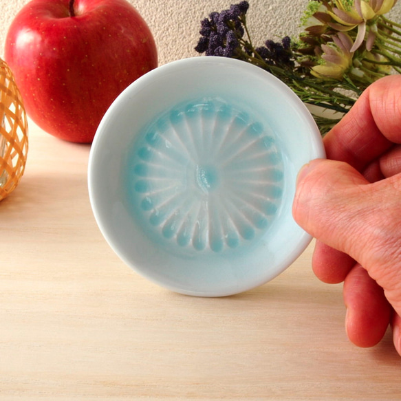 青いうつわ 手彫り模様が入った豆皿です 磁器 小皿 プレート 青