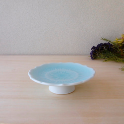 青いうつわ　ちょっぴり背の高い小さなお皿です　磁器　お皿　プレート　青白磁輪花高台皿（12センチ） 1枚目の画像