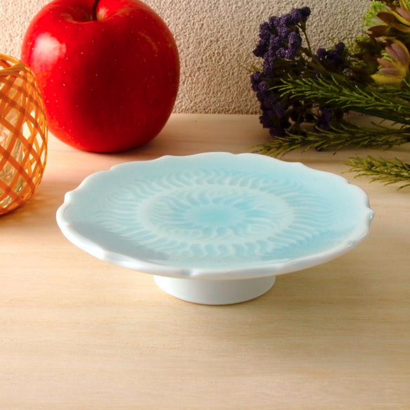 青いうつわ　ちょっぴり背の高い小さなお皿です　磁器　お皿　プレート　青白磁輪花高台皿（12センチ） 2枚目の画像