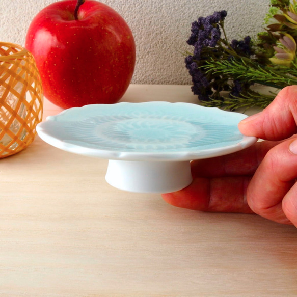 青いうつわ　ちょっぴり背の高い小さなお皿です　磁器　お皿　プレート　青白磁輪花高台皿（12センチ） 3枚目の画像