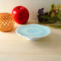 青いうつわ　ちょっぴり背の高い小さなお皿です　磁器　お皿　プレート　青白磁輪花高台皿（12センチ） 8枚目の画像