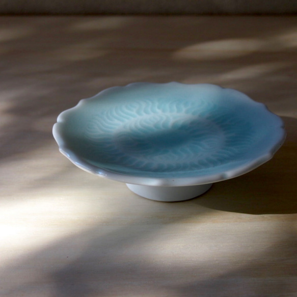 青いうつわ　ちょっぴり背の高い小さなお皿です　磁器　お皿　プレート　青白磁輪花高台皿（12センチ） 10枚目の画像