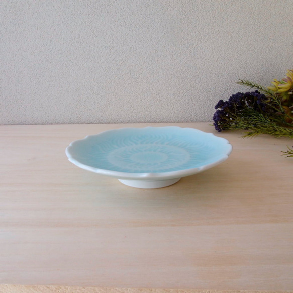 青いうつわ　少し背の高いお皿です　磁器　お皿　プレート　青白磁輪花高台皿（15センチ） 1枚目の画像