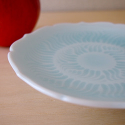 青いうつわ　少し背の高いお皿です　磁器　お皿　プレート　青白磁輪花高台皿（15センチ） 2枚目の画像