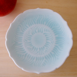 青いうつわ　少し背の高いお皿です　磁器　お皿　プレート　青白磁輪花高台皿（15センチ） 3枚目の画像